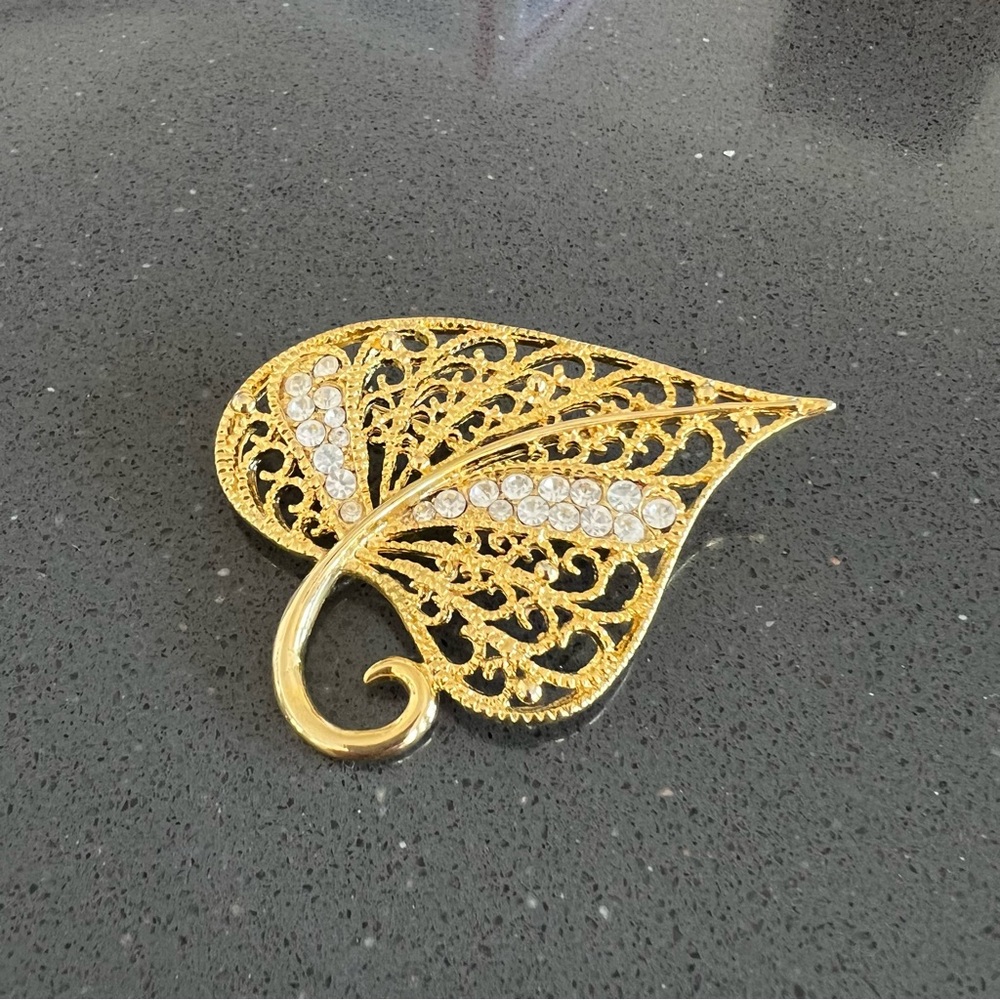 Vintage Gold Rhinestone Filagree Pin Brooch - Picture 6 of 14